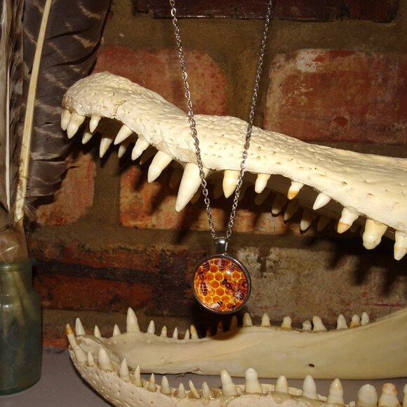 Vintage Honey Bee & Hive Necklace Pendant nature lover boho hippie retro chain - Picture 10 of 14